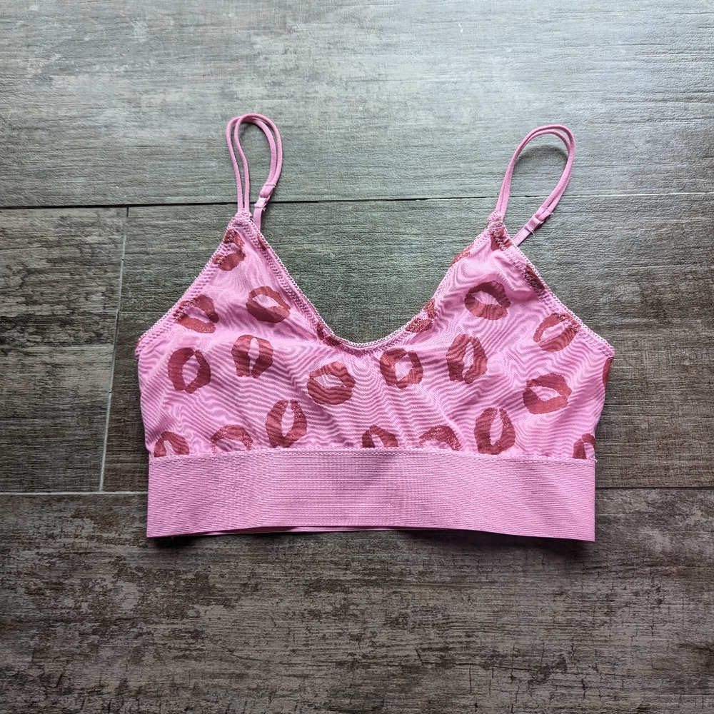 UO OUT FROM UNDER Lips Wide Band Bralette